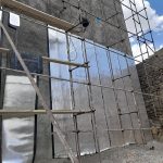 نصب داربست و اجرای ایزوگام فویل دار روی دیواره نما