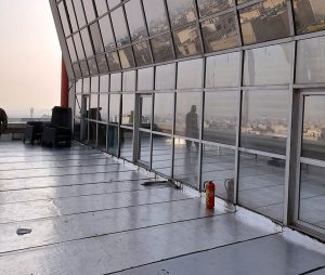 ایزوگام کاری کف تراس بزرگ و دور شیشه های نما