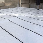 اجرای رول های ایزوگام روی سطح صاف بام