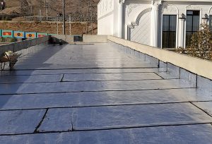 اجرای یکپارچه ایزوگام روی سقف مجتمع مسکونی